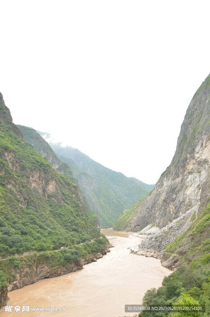 壮丽山河间的蜿蜒河流 