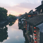 水乡黄昏景 古宅映碧波