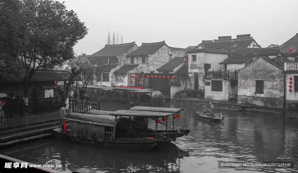 江南水乡小船停靠景象