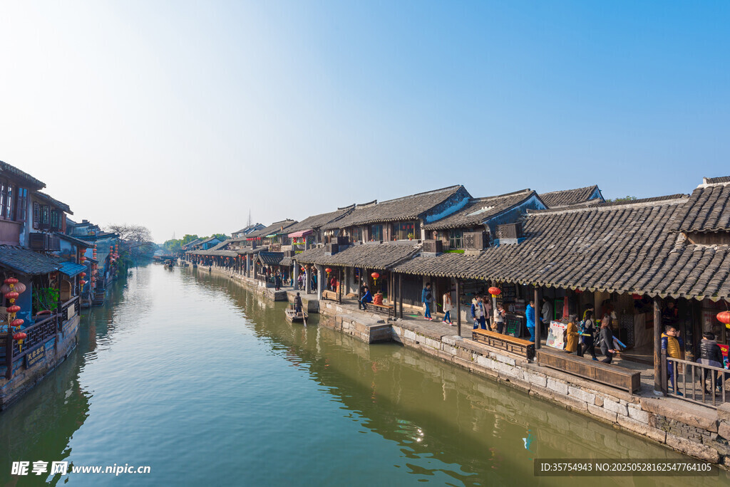 水乡古镇沿河热闹景象