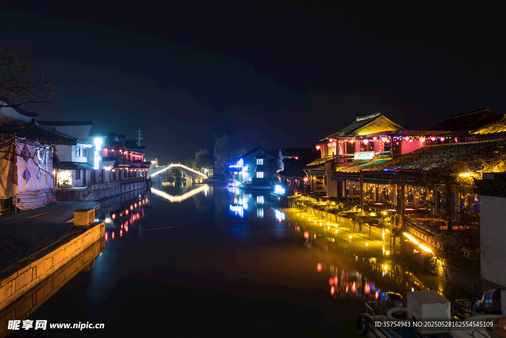 古镇夜景河道璀璨灯光秀