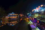 古街夜景灯火璀璨映河水