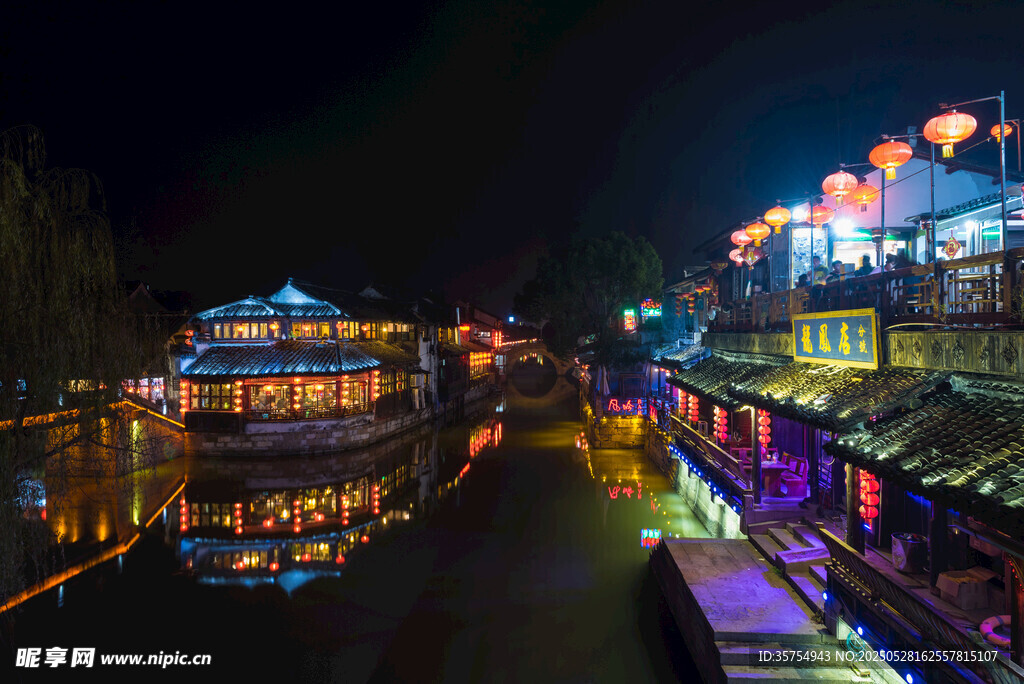 古街夜景灯火璀璨映河水