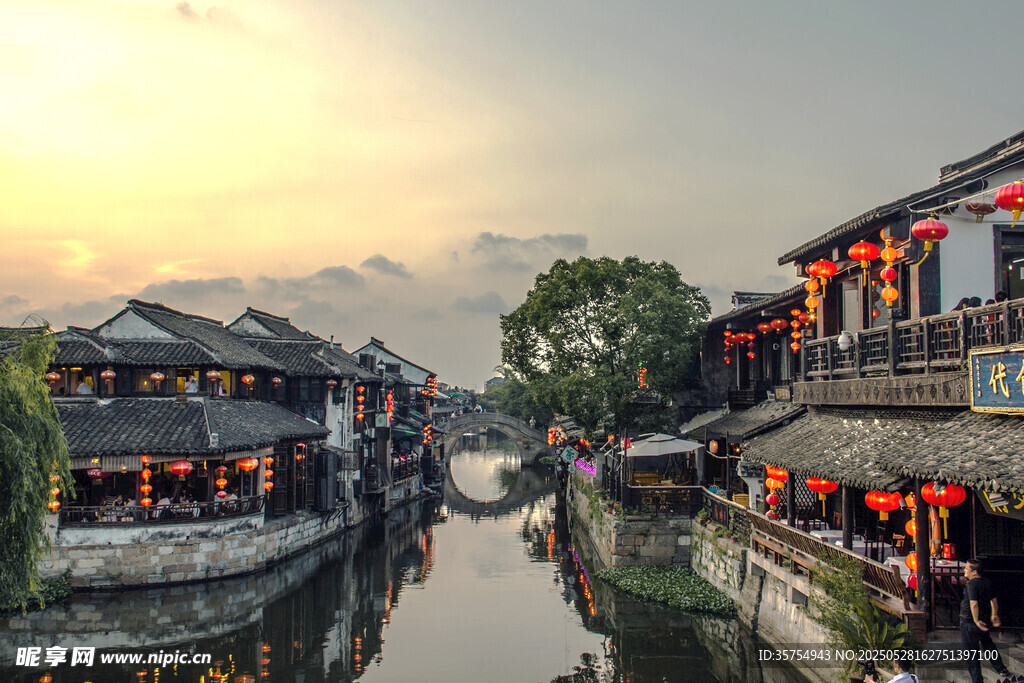 水乡黄昏景 古街灯火明