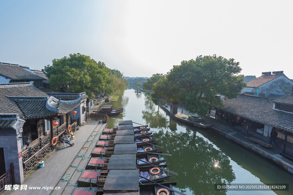 江南水乡河道旁的古朴景致