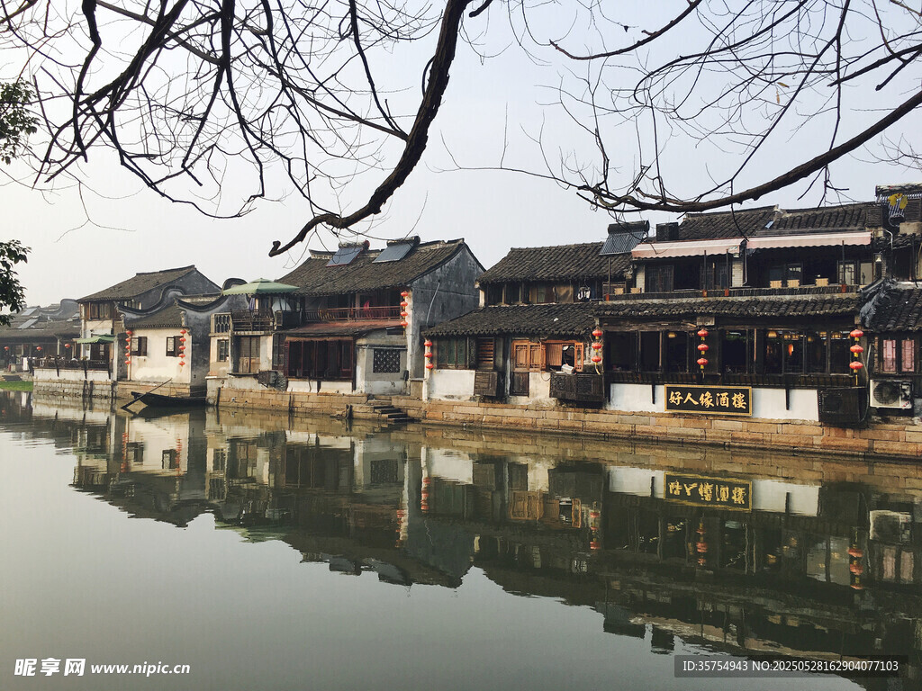 江南水乡古建筑临水倒影