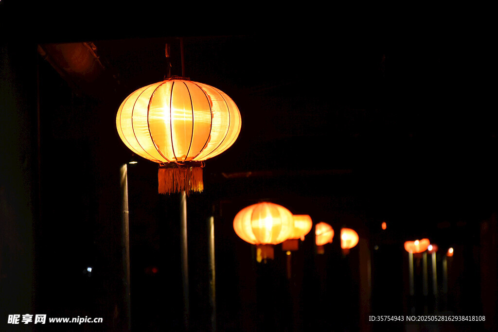 夜晚点亮的传统中式灯笼