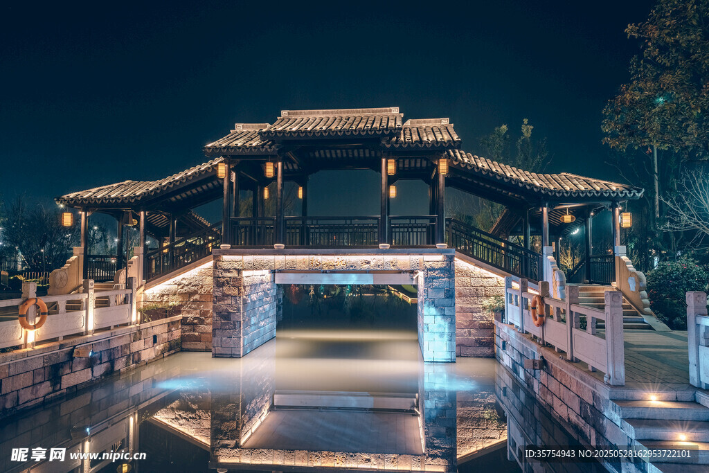 古桥夜景灯火璀璨迷人