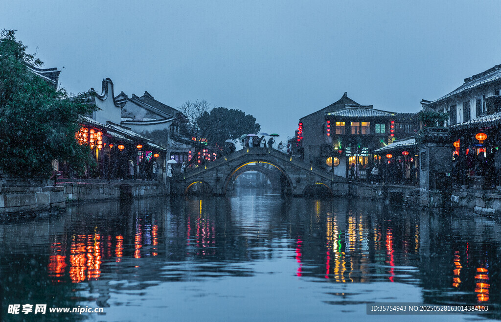 水乡夜景古建倒影如画