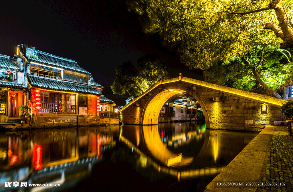 古桥夜景映中式建筑之美