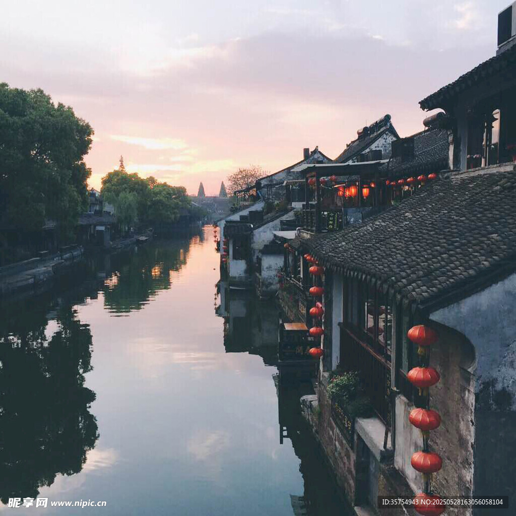 水乡黄昏景 古宅映碧波