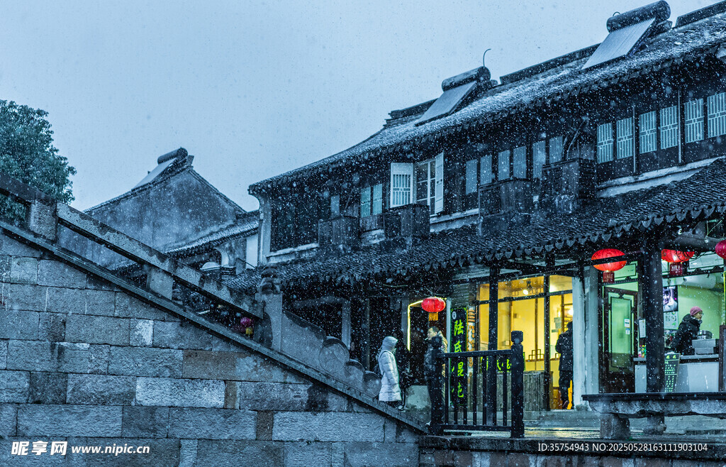 古街夜景中式建筑韵味浓