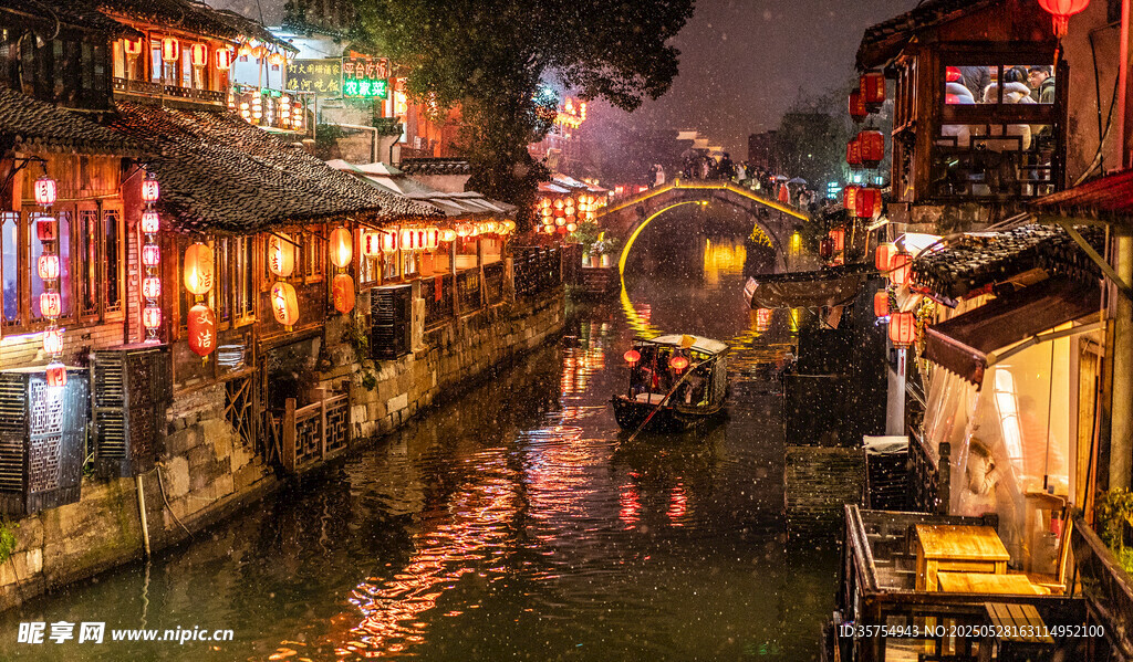 江南水乡夜景璀璨如画