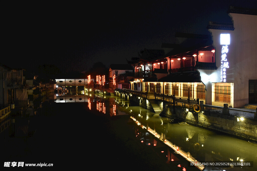 水乡夜景灯火璀璨迷人