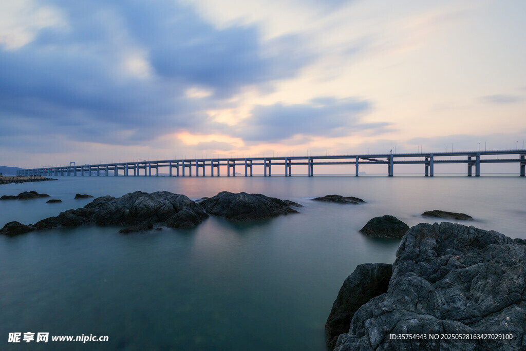 海上长桥映晚霞美景