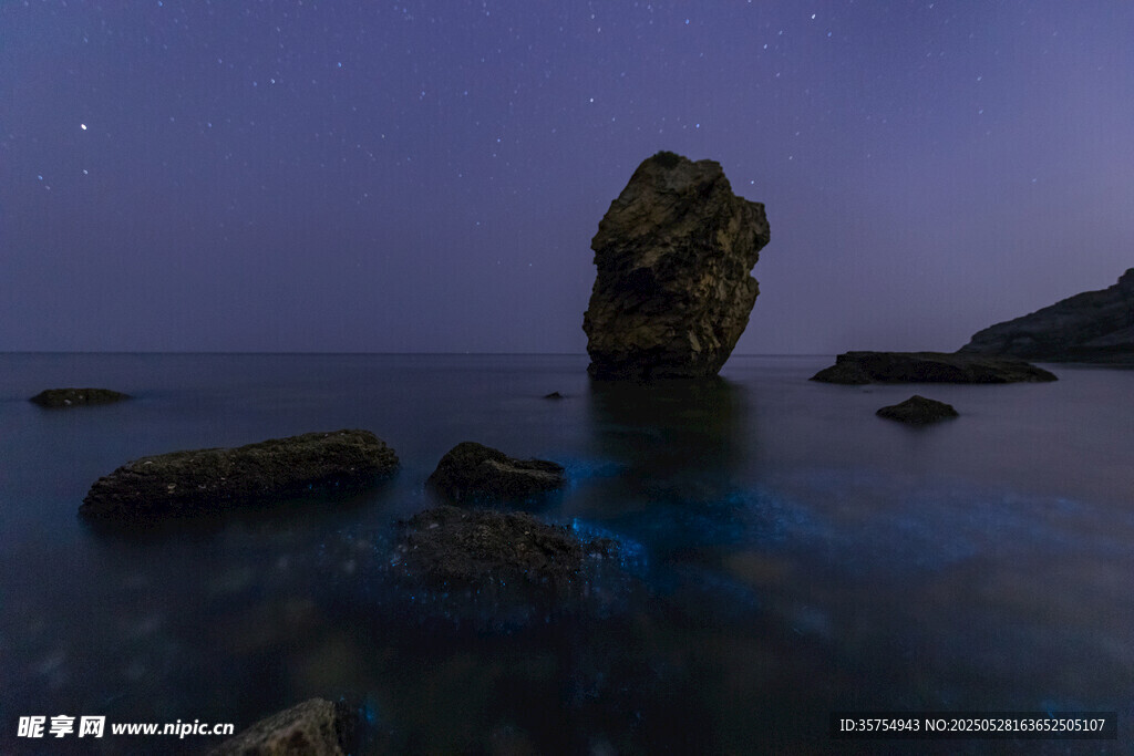 海边孤石夜景