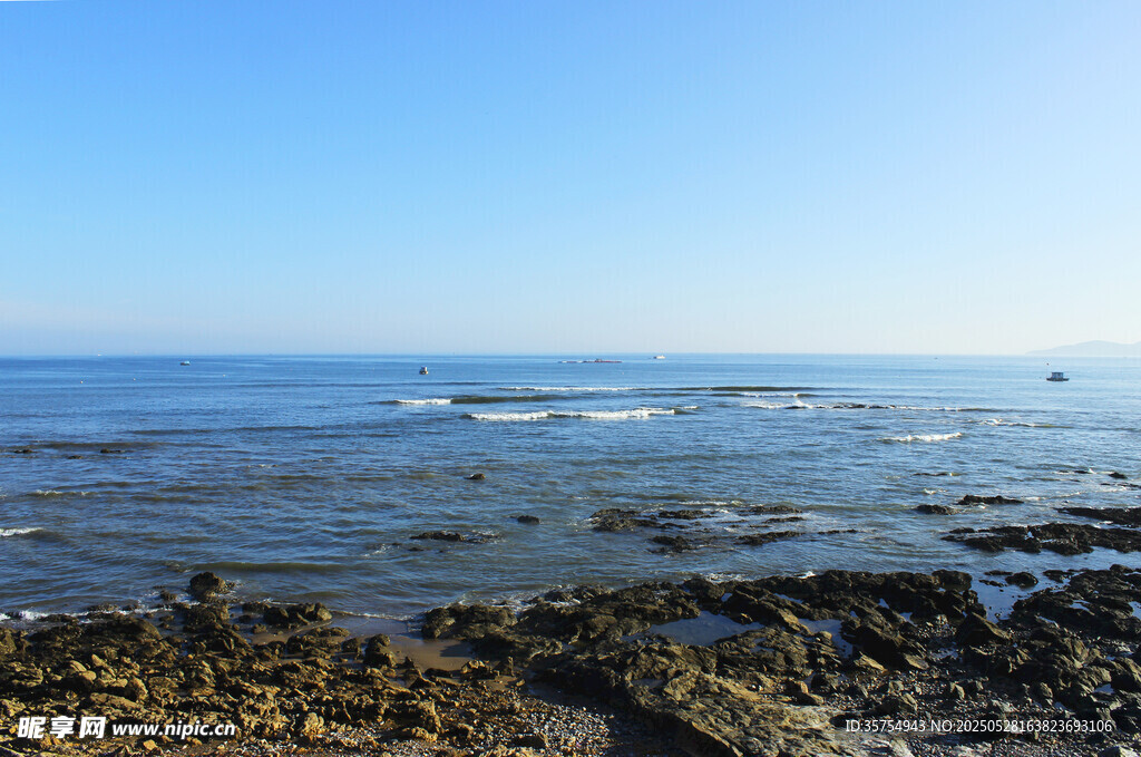 海边礁石与蔚蓝大海景观