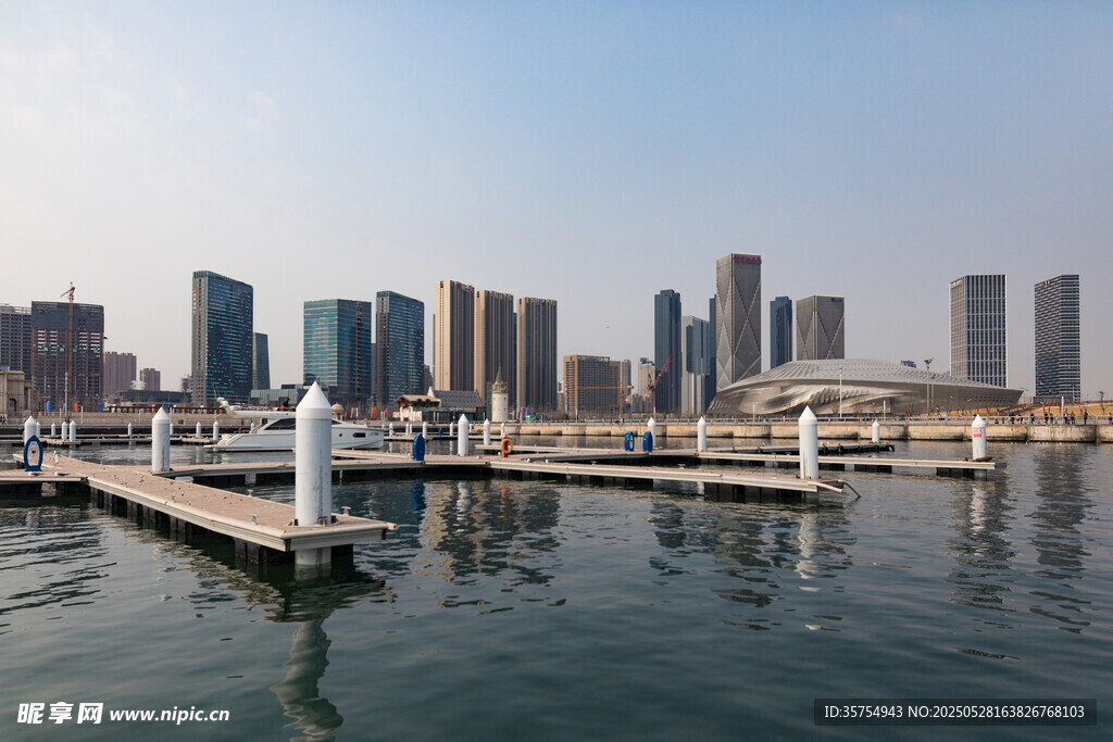 海滨城市码头与高楼景观