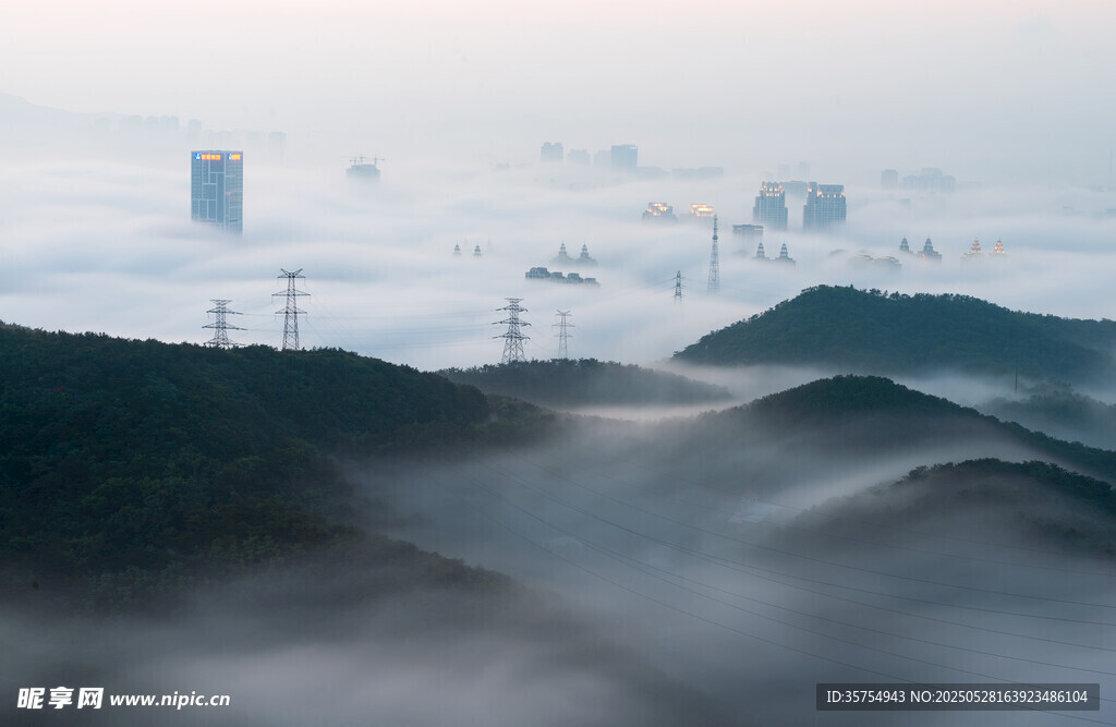 山峦云海间的城市景致