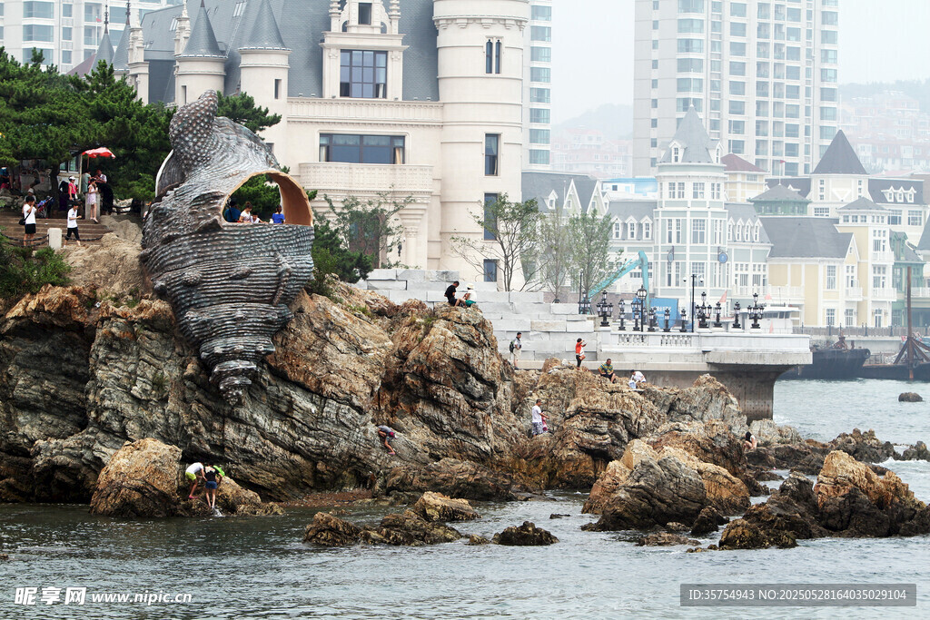 海滨岩石旁的欧式建筑景观