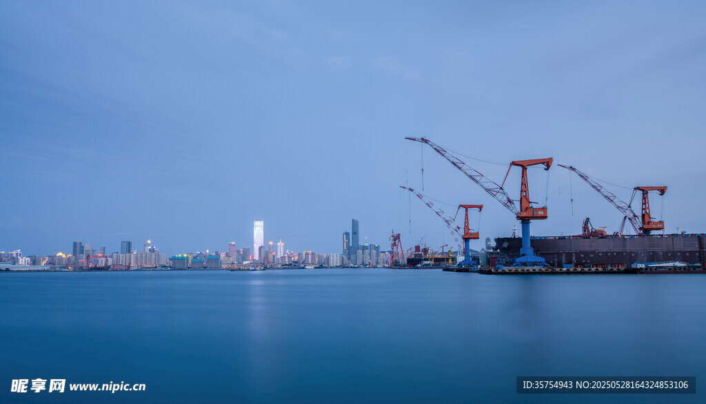 港口风光 海上起重机林立