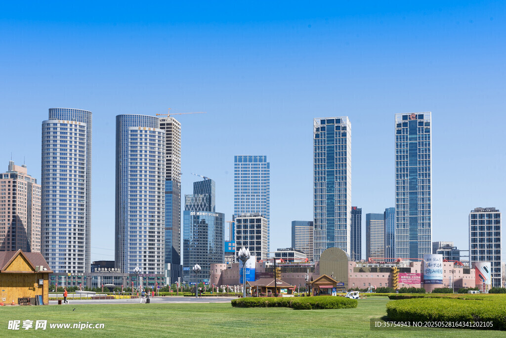 城市天际线与绿地景观