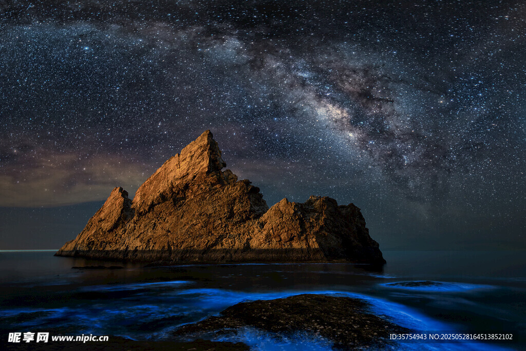 海上孤峰映璀璨星空