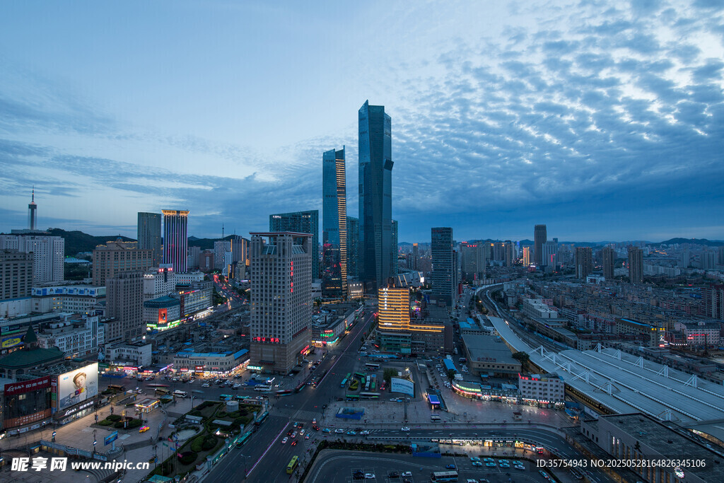 城市天际线夜景繁华景象