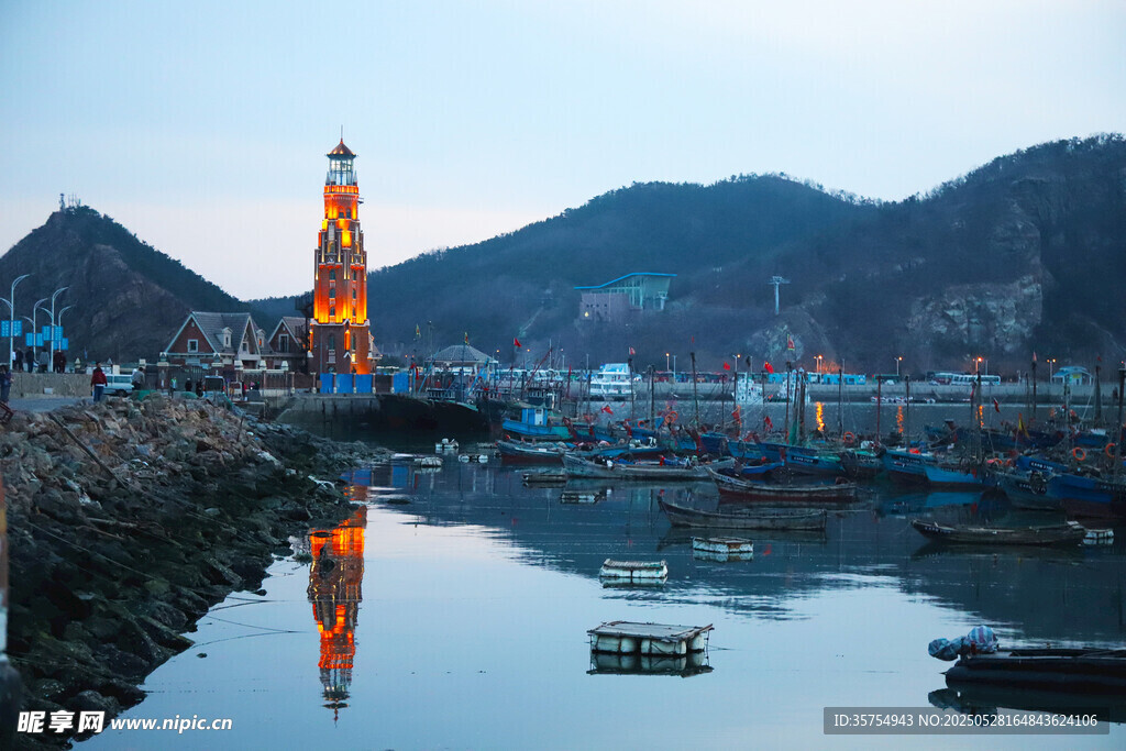 海边灯塔夜景静谧如画