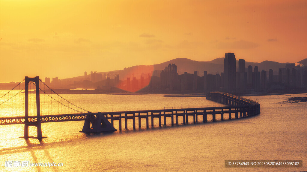 夕阳下的跨海大桥美景