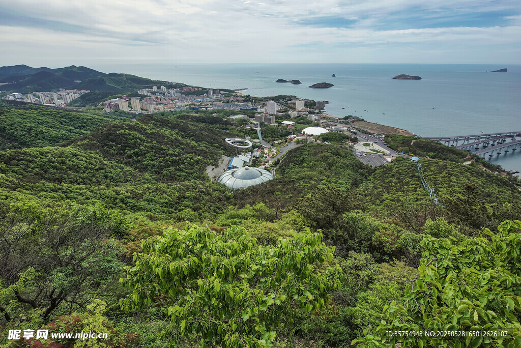 俯瞰山海间的翠绿景致