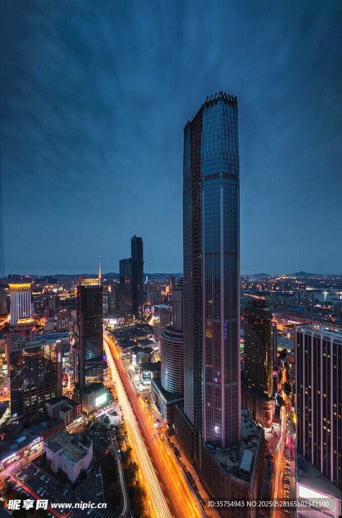夜幕下的繁华都市天际线