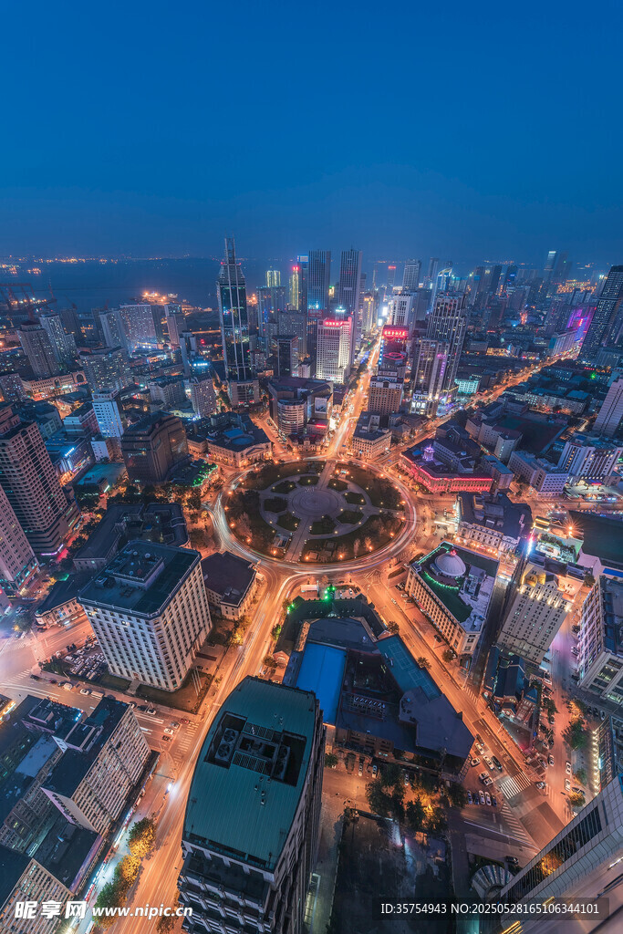 城市璀璨夜景俯瞰图