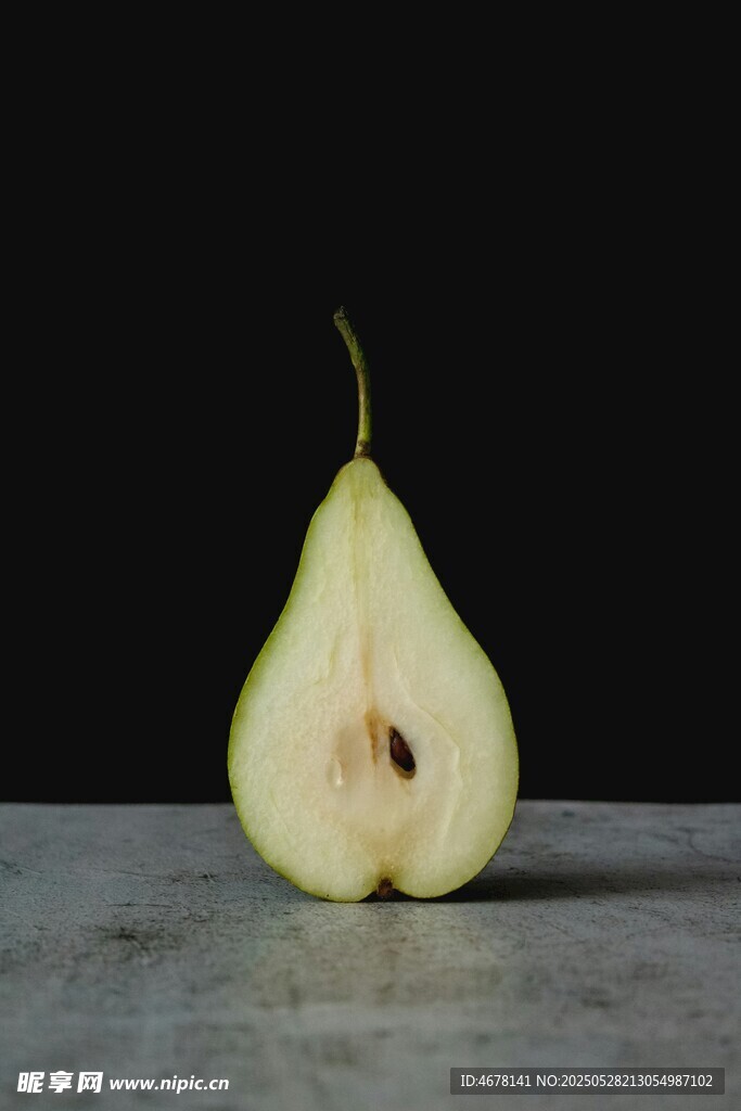 半颗梨子的静物特写