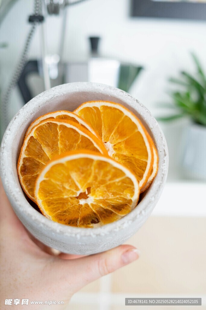 手捧碗中干橙片