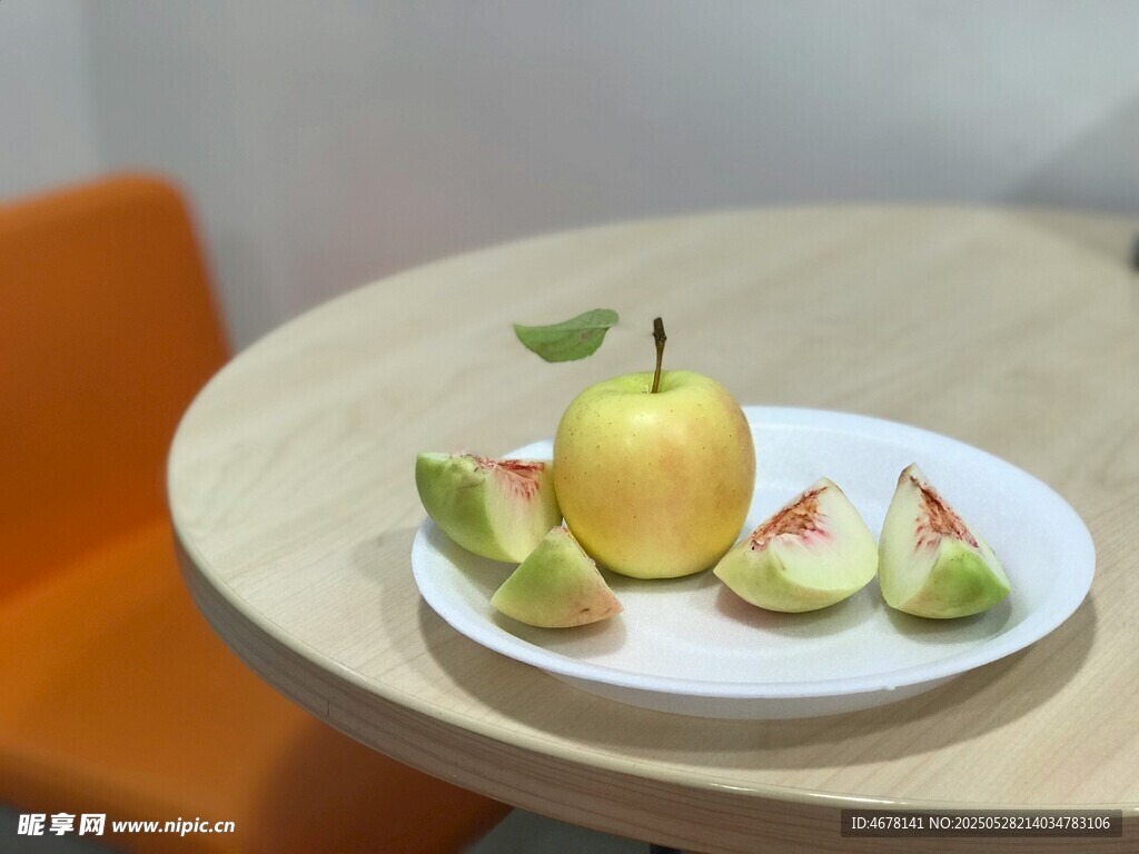 圆盘上的苹果与青瓜切片