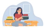 女子整理打包书籍物品