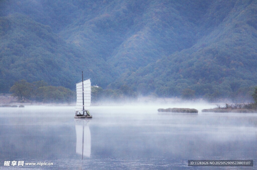 湖山之间的孤帆美景