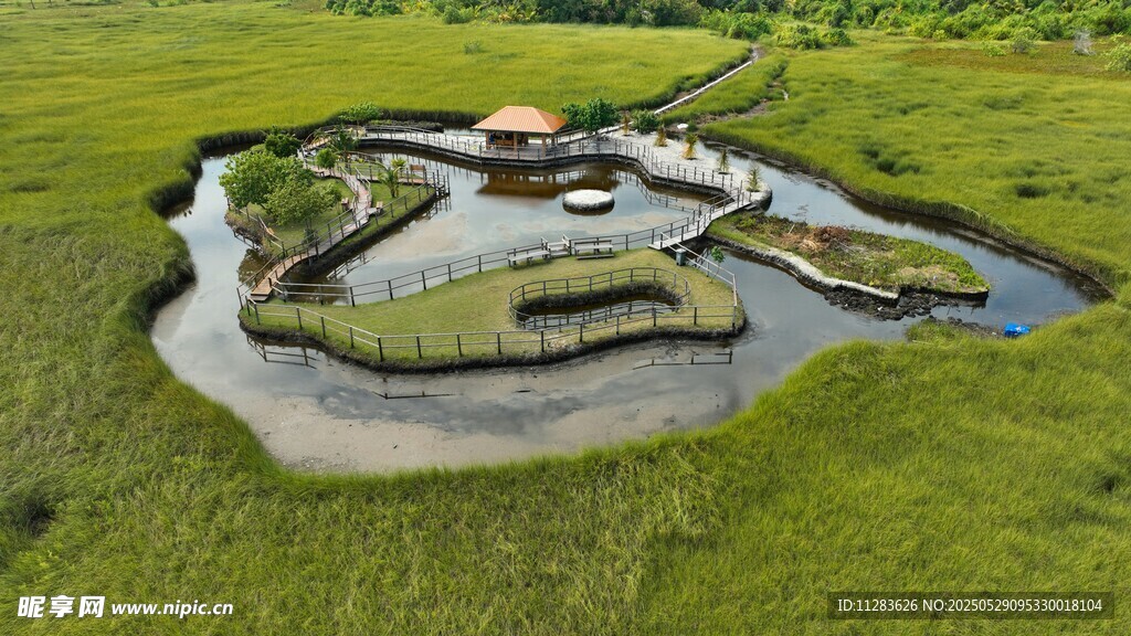 空中俯瞰独特水上建筑