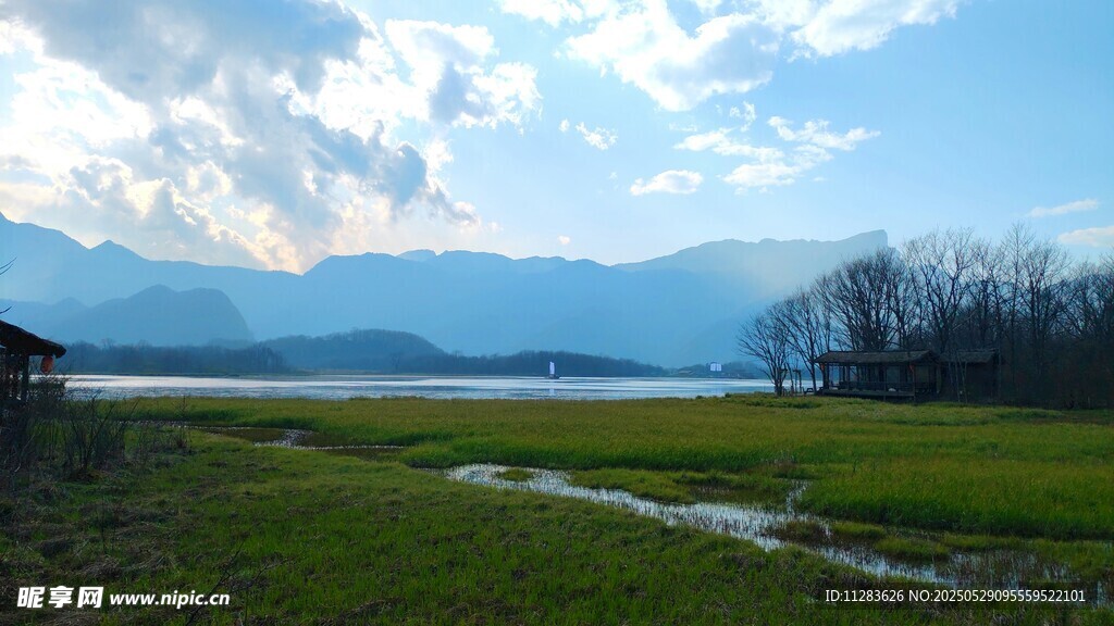 湖畔绿野风光
