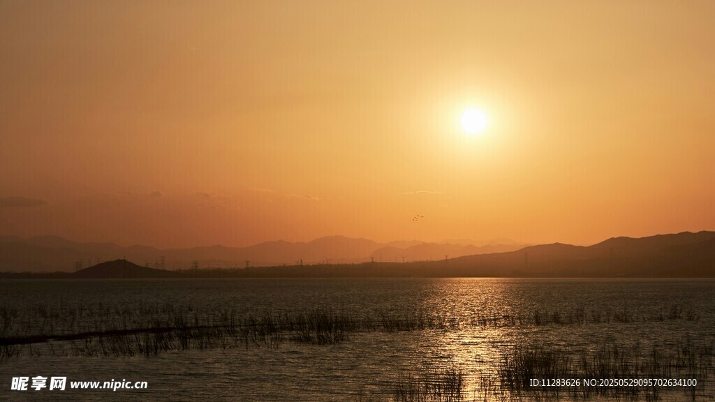 夕阳下波光粼粼的水面