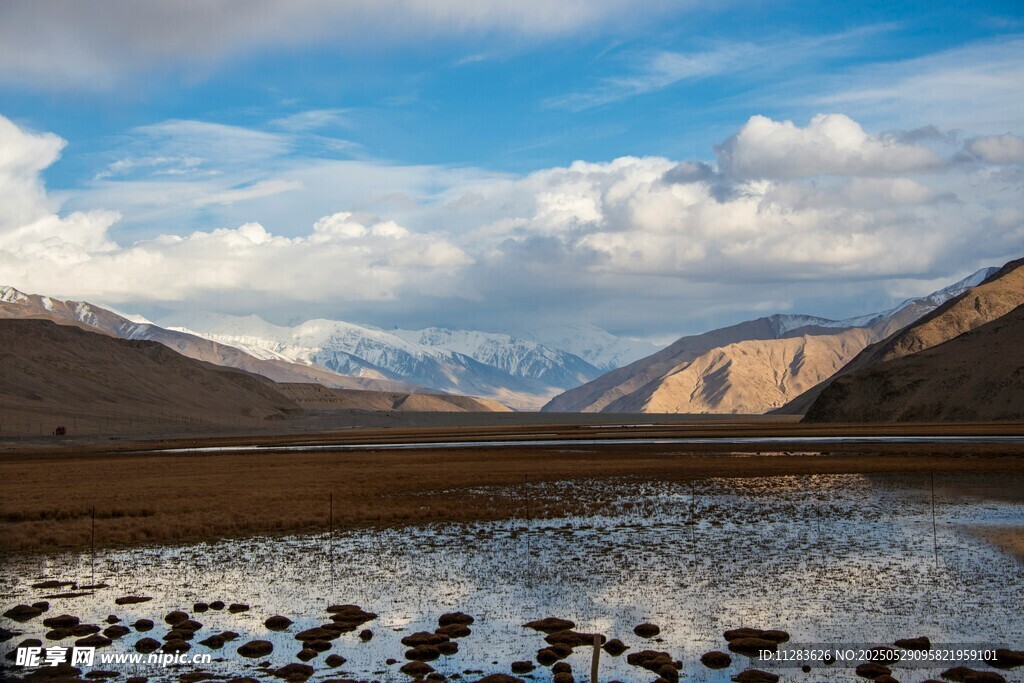 壮丽高原湖泊与远山美景