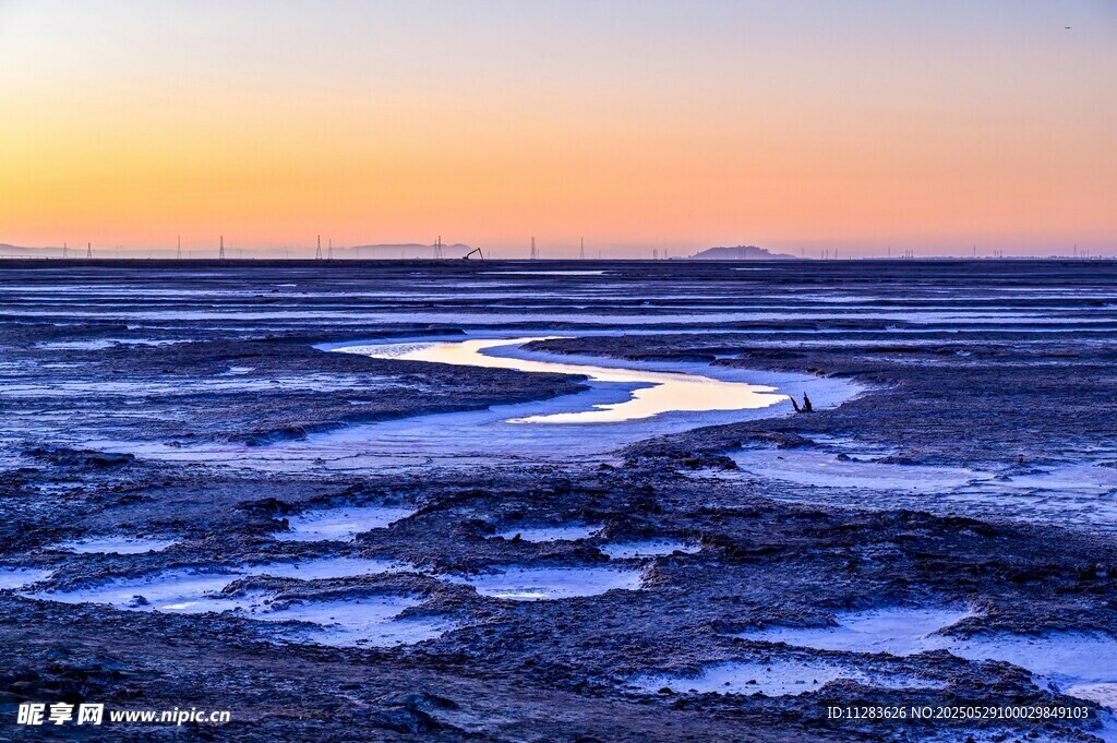 夕阳下的冰雪河流景观