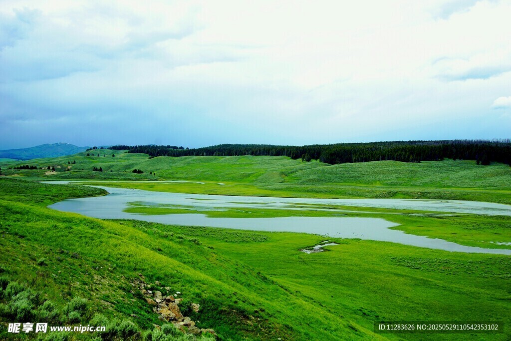 草原河畔美景