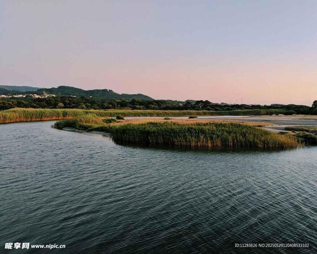 湖畔黄昏美景