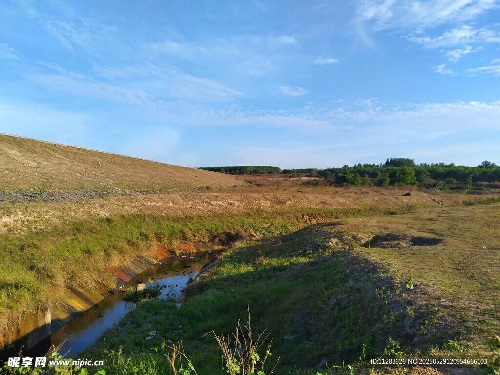 田野间的小水渠风景