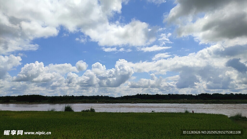 湖畔蓝天美景