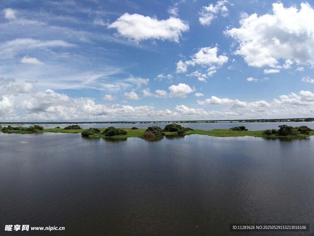 宁静湖面与蓝天白云景观