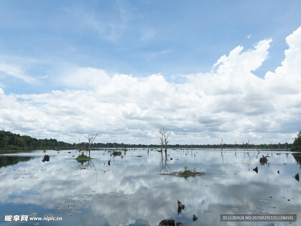 宁静湖面与蓝天白云倒影