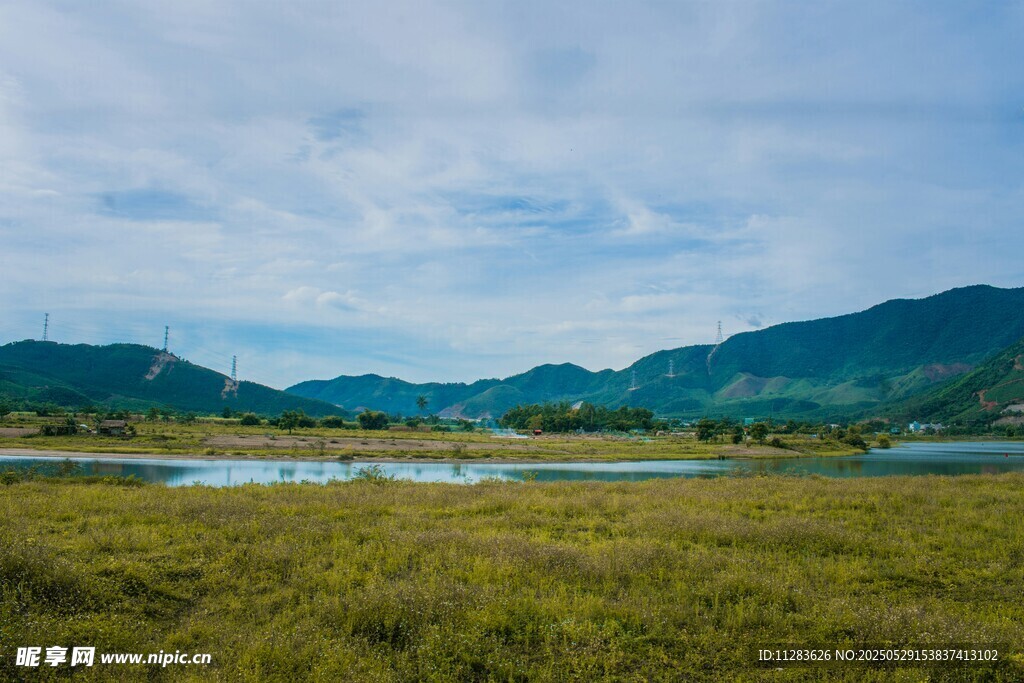 草原湖泊与远山美景